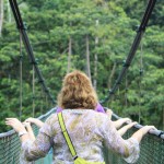 Un turista siempre puede usar una mano extra con tantas aventuras que hay de vivir.