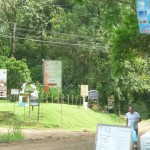 La gente del pueblo pone rótulos en la calle para atraer la atención de los turistas (Ojochal, Costa Rica).