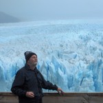 Toerisme: je reist naar een bekende attractie en heb jezelf ervoor gefotografeerd (Perito Moreno, Argentina).