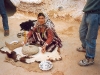 Una mujer local mostrando lo que es autenticidad. Qué real es o es solamente para las fotos de los turistas?  La foto no revela si es autenticidad objetiva o no.