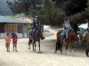 Policias locales ofrecen una pequeña cabalgata a niños locales. Un ejemplo de una fuente secundaria de Calprim en el turismo local – Foto14/Chile