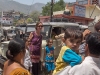 El turismo al revés: una turista rubia y alta se presta para ser fotografeada con los hijos de gente local. Es una forma de establecer un contacto social entre ambas partes. – Foto 16/India